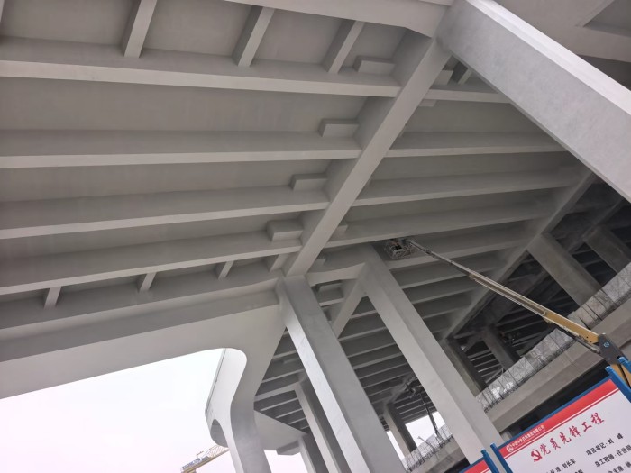 高铁站雨棚清水混凝土修复保护项目施工现场效果图3