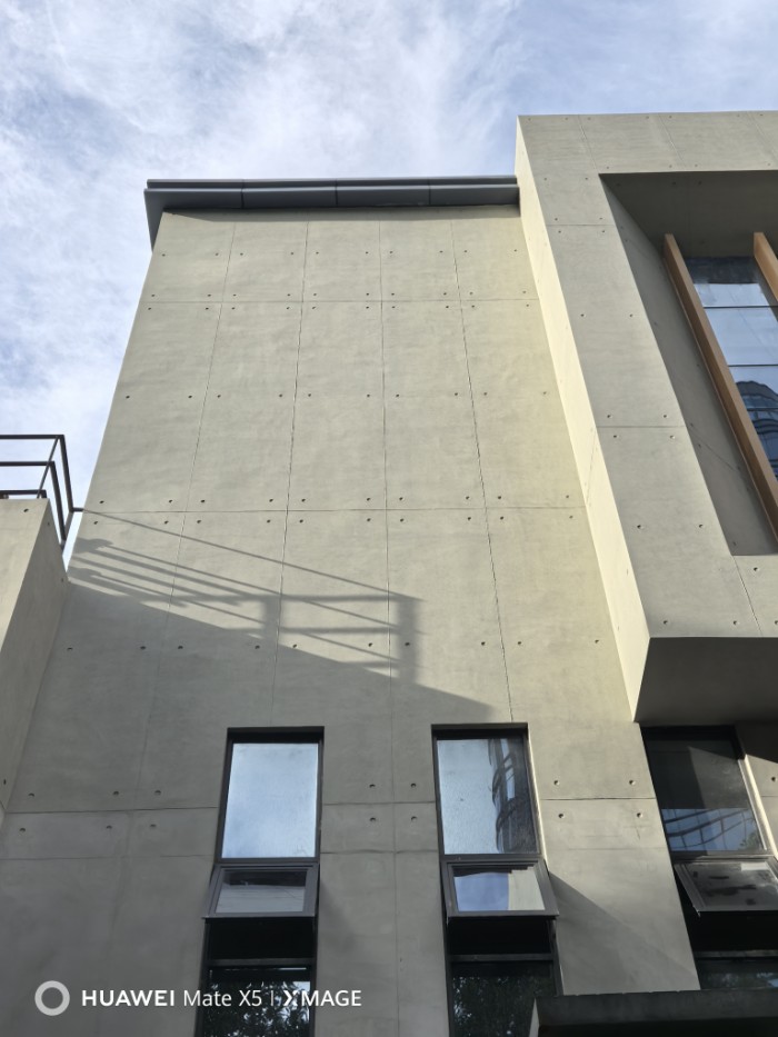 深圳梅林给水加压站外墙仿清水混凝土项目施工现场效果图2