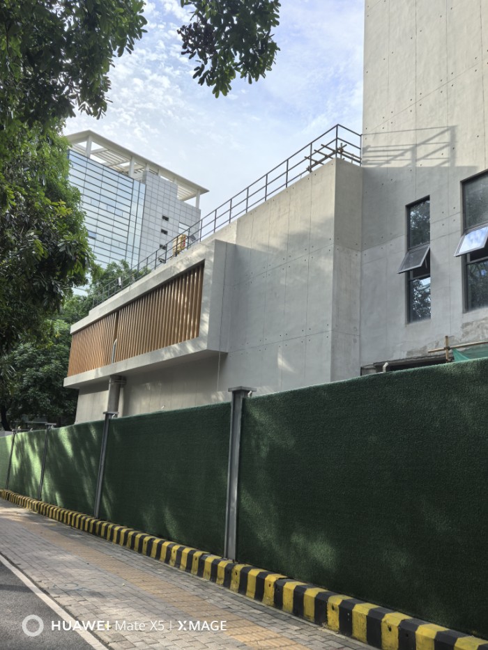 深圳梅林给水加压站外墙仿清水混凝土项目施工现场效果图4
