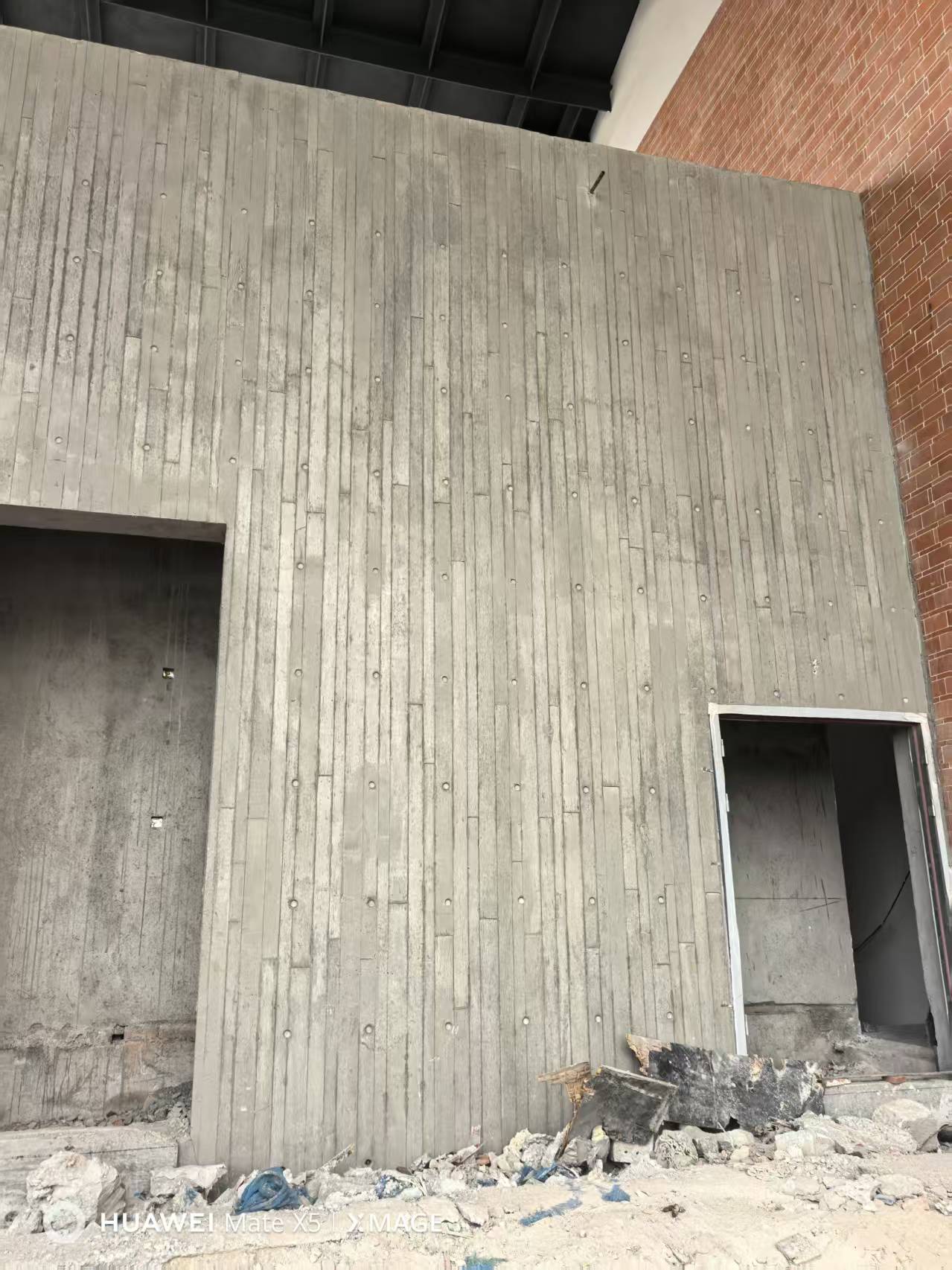 黑色木纹清水混凝土现场图片2
