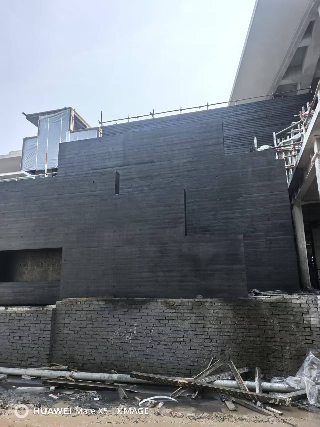黑色木纹清水混凝土现场图片3