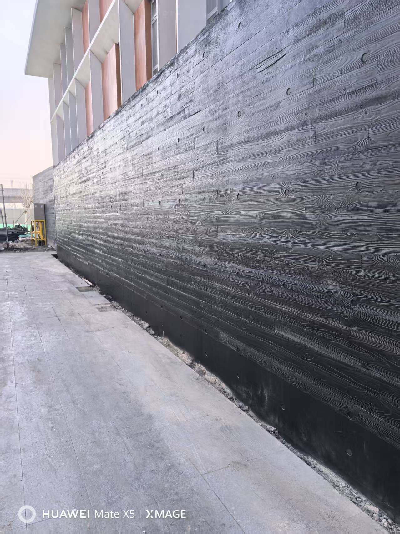 黑色木纹清水混凝土现场图片8