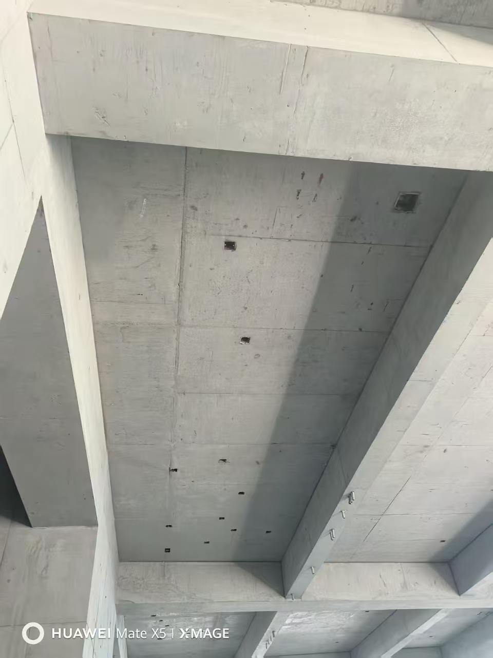 房建顶板色差现场图片4
