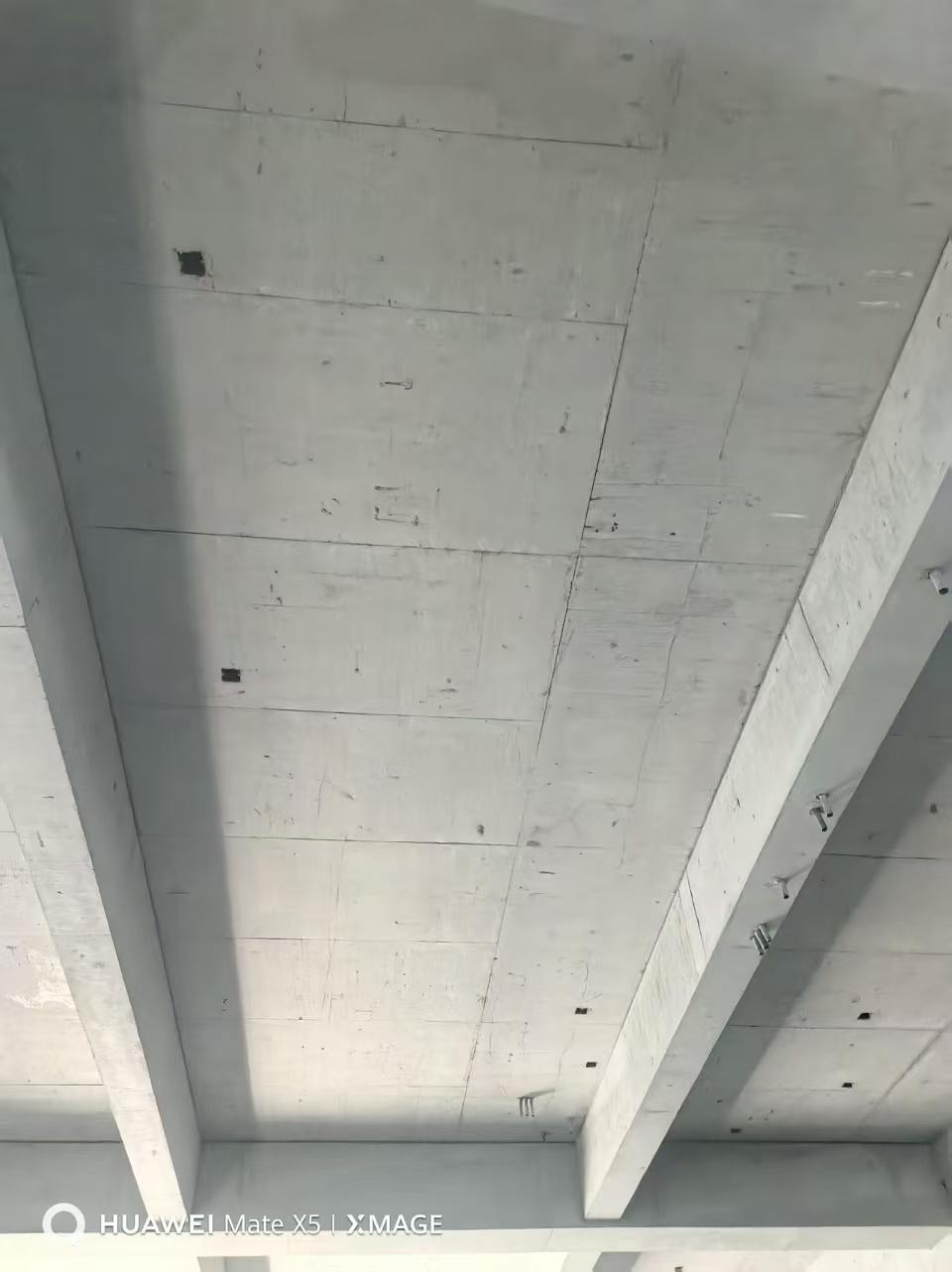 房建顶板色差现场图片7